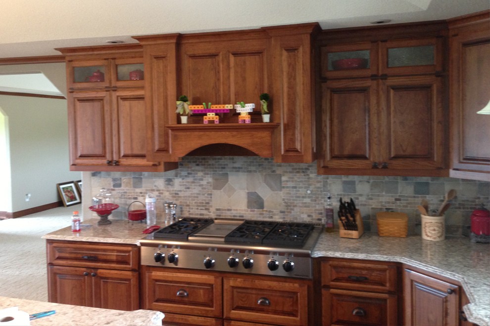 Kitchen - Stone Creek & cabinetry